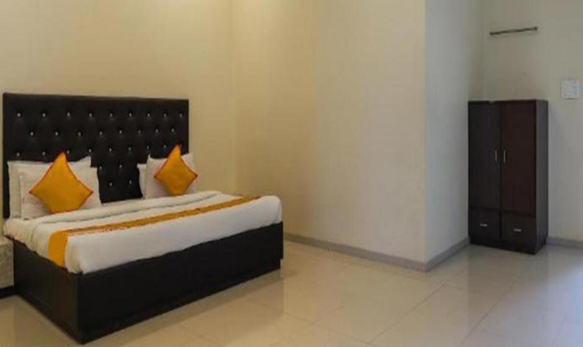 Hotel O Marigold Surat Dış mekan fotoğraf